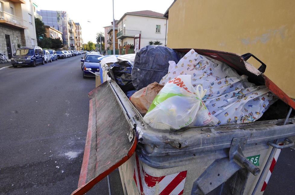Cassonetti rotti e i rifiuti vanno in strada