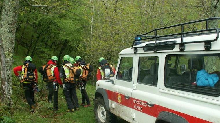 Fungaiolo si perde nel bosco: «Lo cerchiamo tutta la notte»