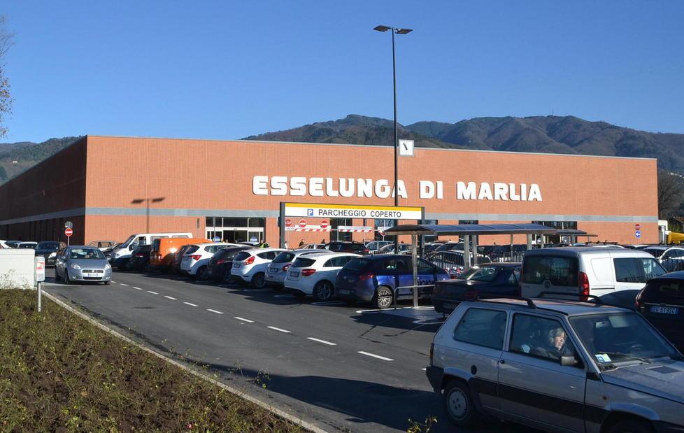 Riapre l’Esselunga e il traffico va in tilt 