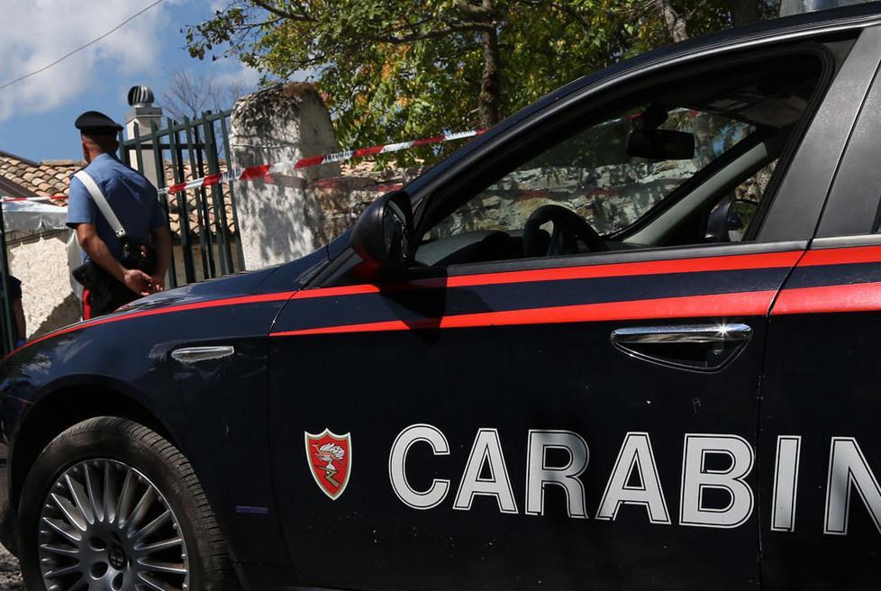 I carabinieri fermano pusher Lui buca le gomme alla pattuglia 