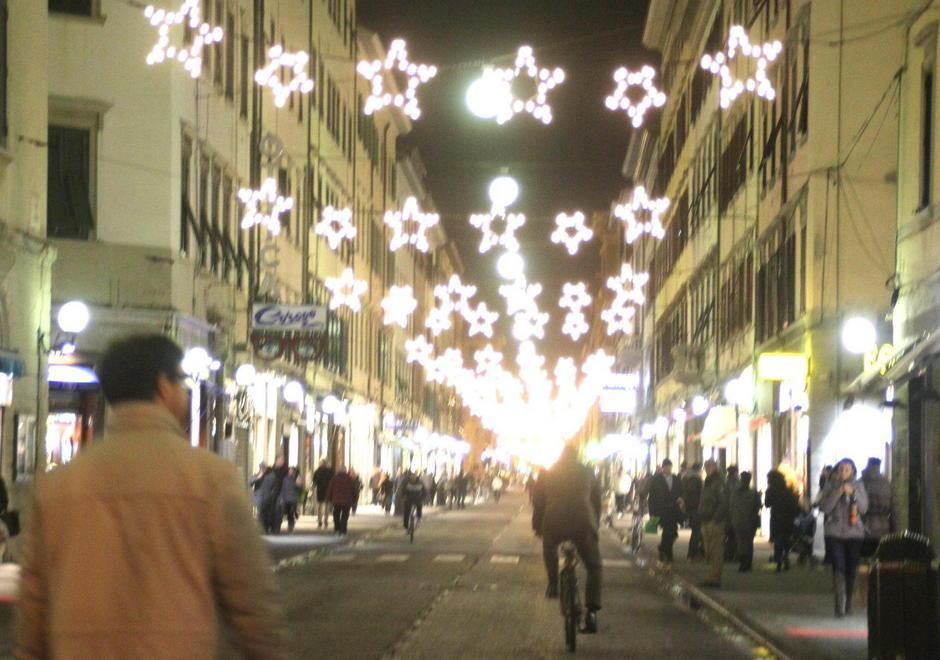 L’abete rimpianto e le battute su Facebook e per la strada 
