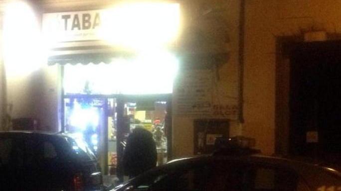 Si cerca una coppia su uno scooter Honda Sh nero