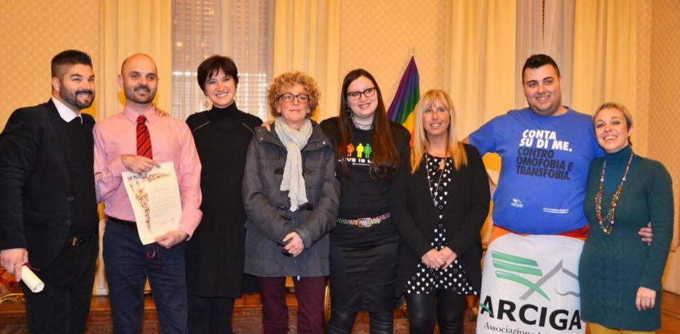 Due coppie di donne inaugurano il registro delle Unioni Civili 