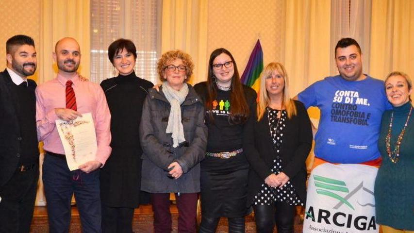 Due coppie di donne inaugurano il registro delle Unioni Civili