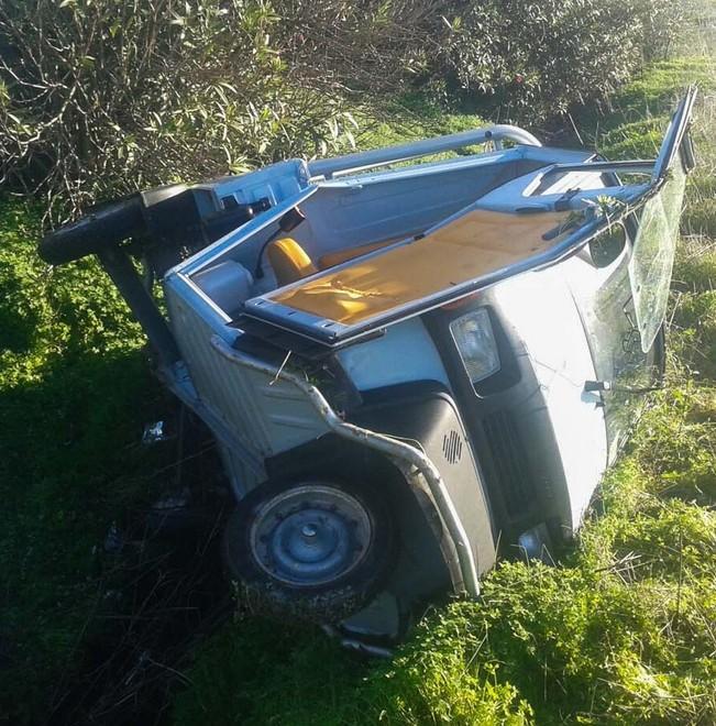 Motoape tamponata finisce in un fossato, muore 42enne