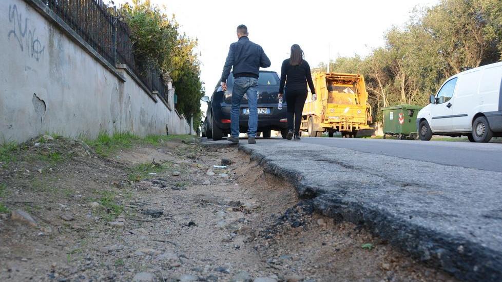 Niente marciapiedi, pedoni a rischio