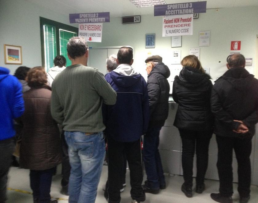 File e proteste davanti a Radiologia 