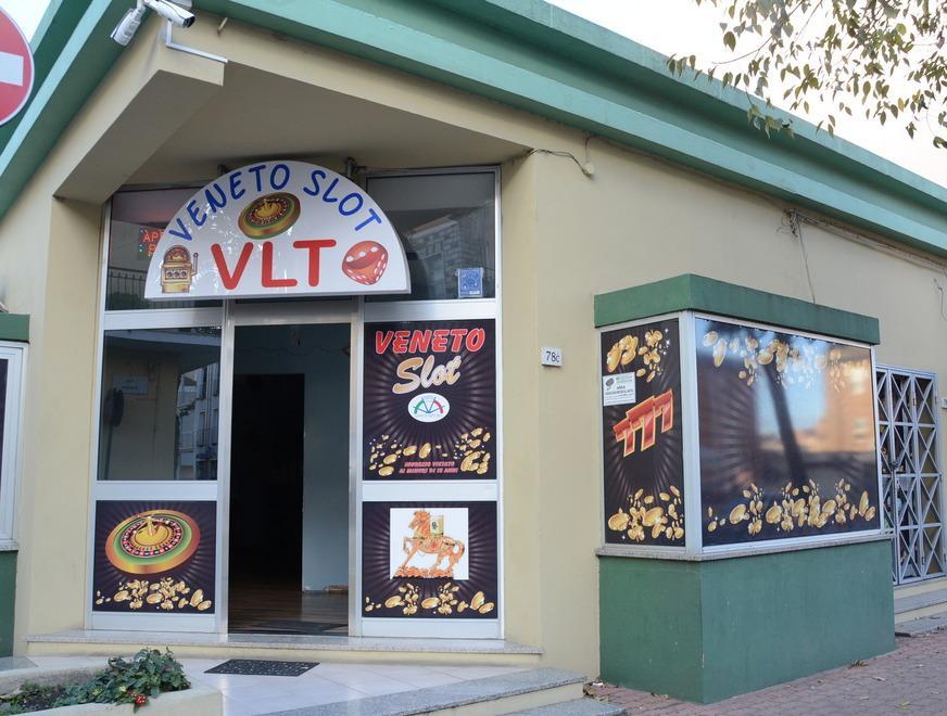 Nuovo colpo: svuotate 14 slot machine 