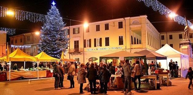 In piazza note natalizie anche durante un funerale 