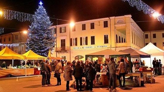 In piazza note natalizie anche durante un funerale