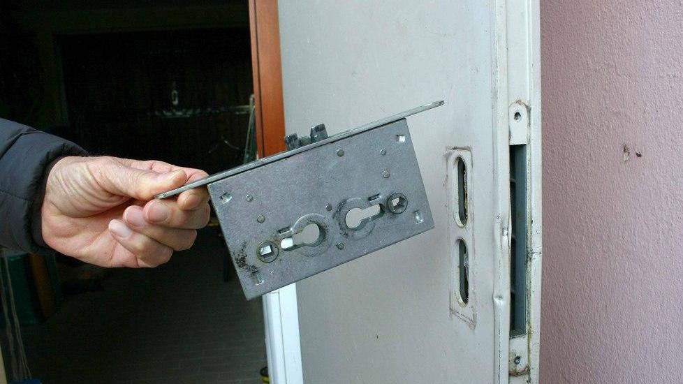 Razzia di bici in 12 garage Tutta via Migliari ripulita