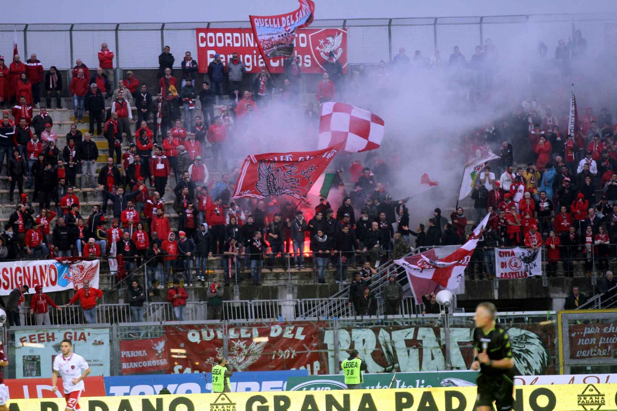La curva dei tifosi del Perugia con diversi fuochi accesi sulla gradinata