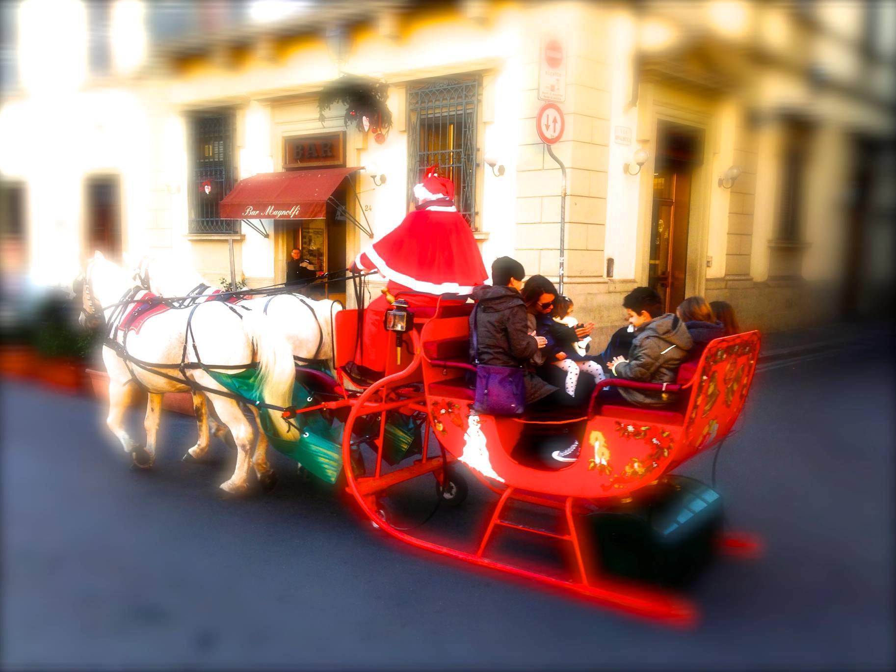 La slitta di Babbo Natale arriva in Santa Trinita