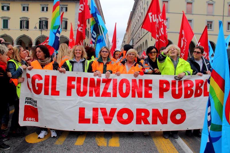 Manifestanti della Cgil in corteo