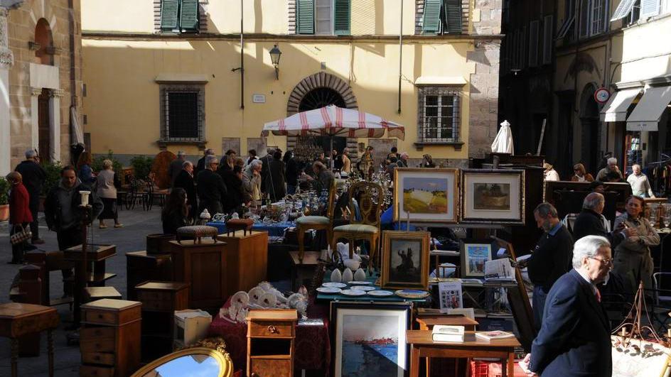 Un mercato dell'antiquariato