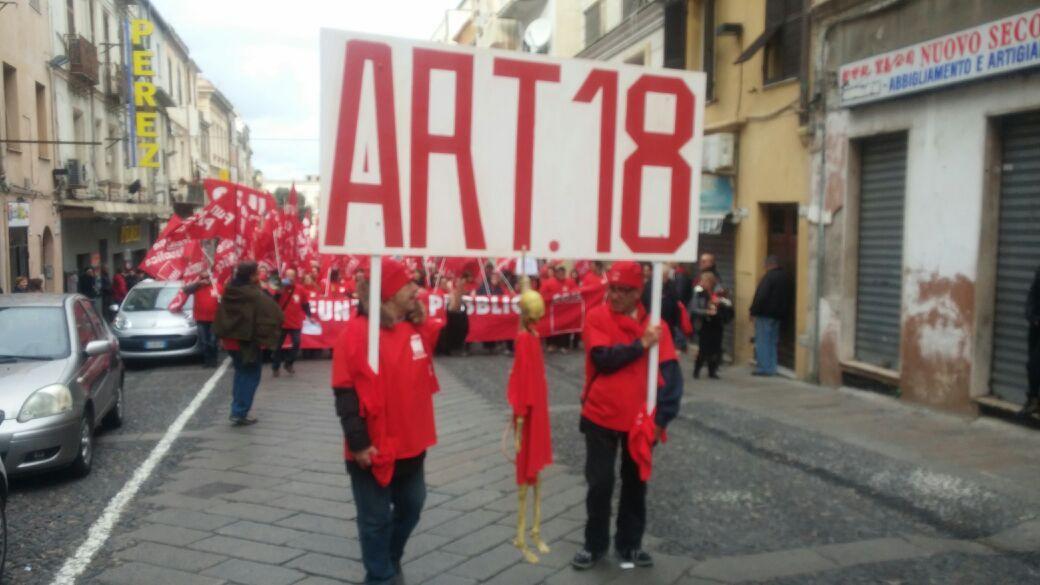 Grande folla nel corteo da porta Sant'Antonio a piazza Fiume (foto Mauro Chessa)