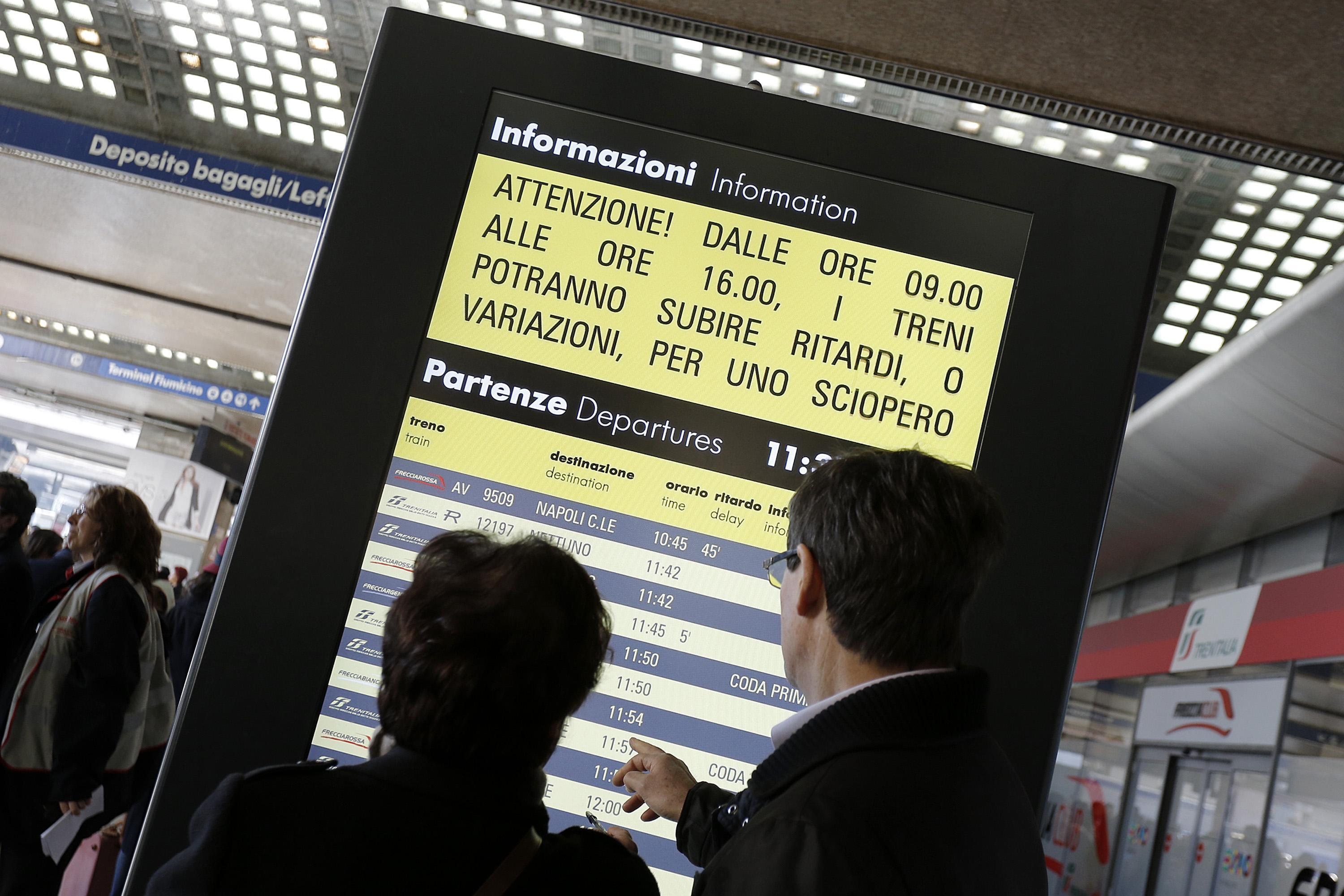 Lo sciopero generale manda in tilt i treni