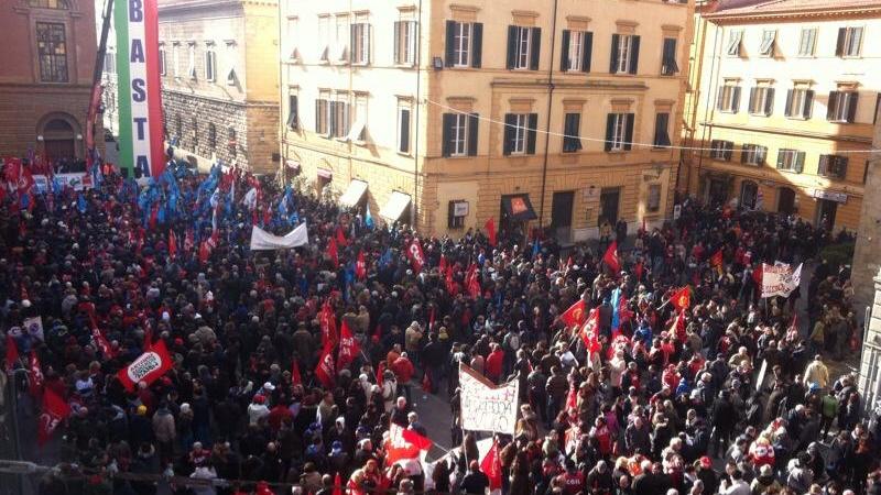 Maxi corteo anti Jobs Act, migliaia di persone a Pisa