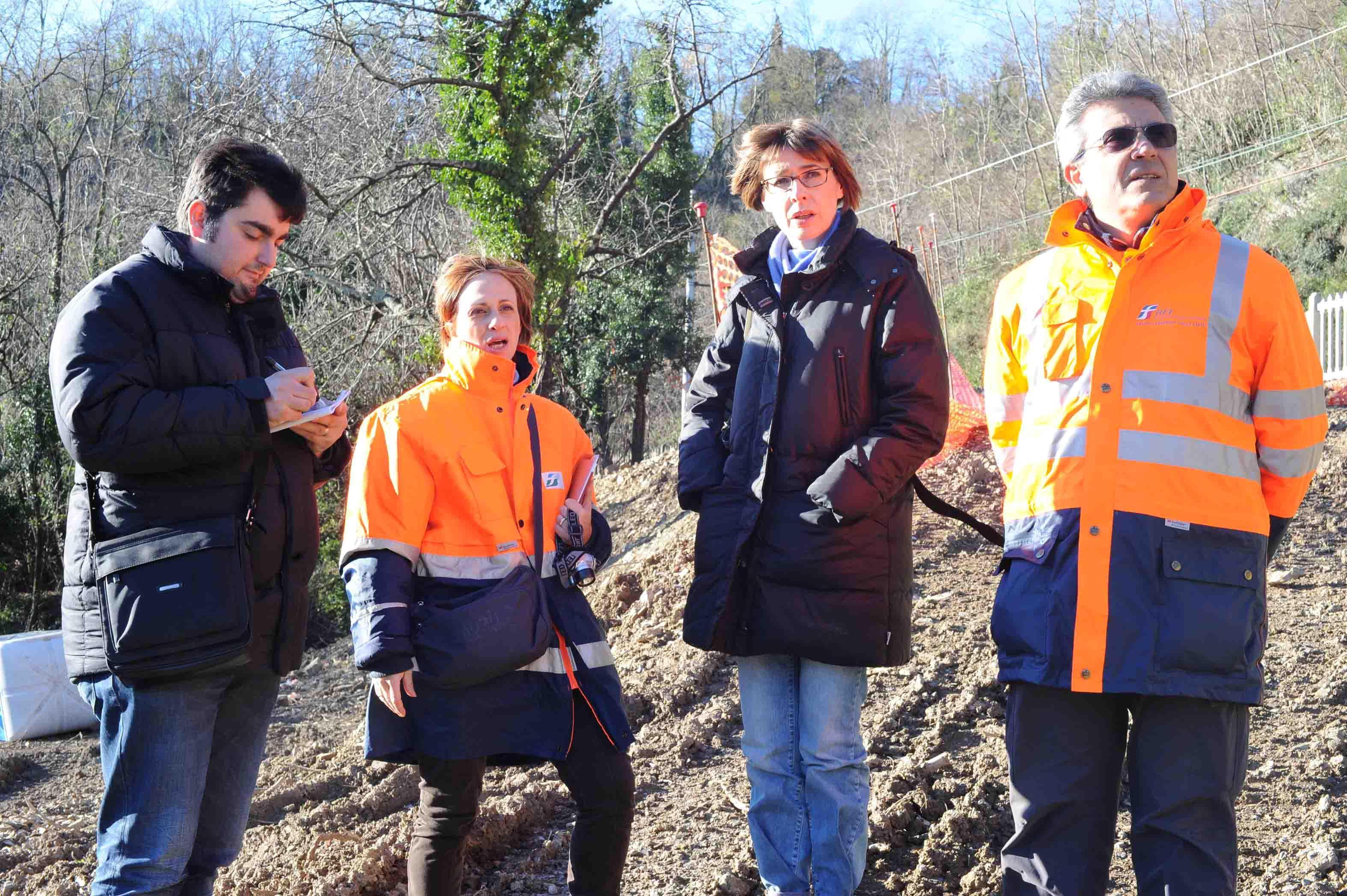 Il giornalista Melegari intervista i tecnici delle Ferrovie (Foto Gori)