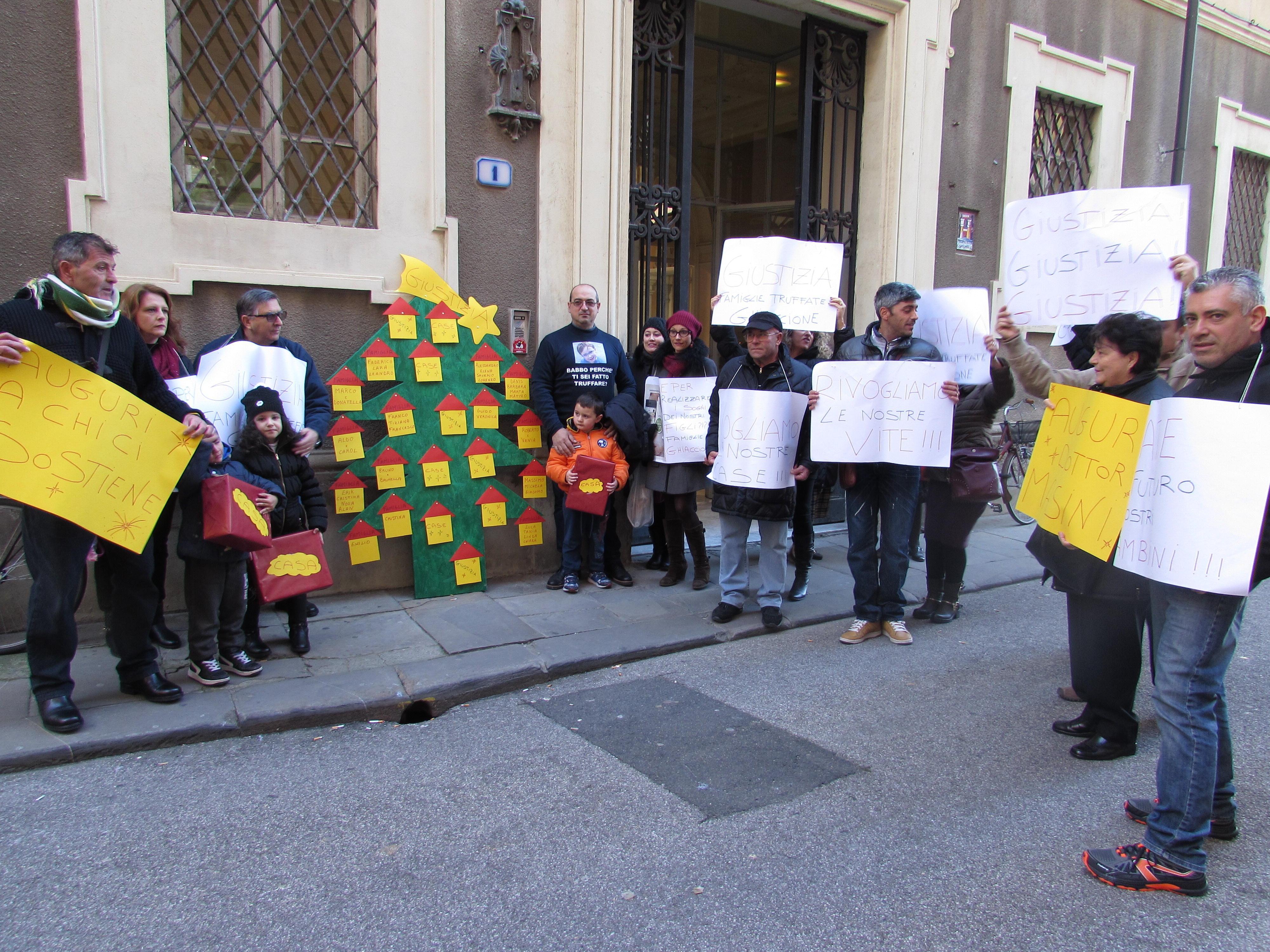 Il picchetto davanti al tribunale (Pentafoto