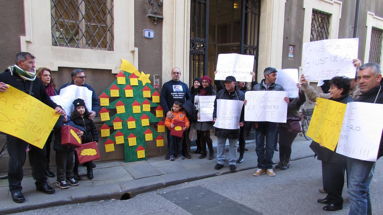 Il picchetto davanti al tribunale (Pentafoto
