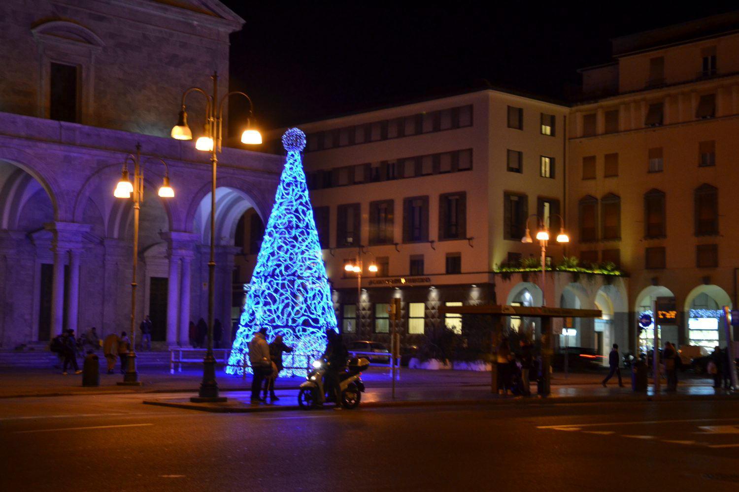 L'albero di Natale luminoso allestito lo scorso anno in piazza Grande
