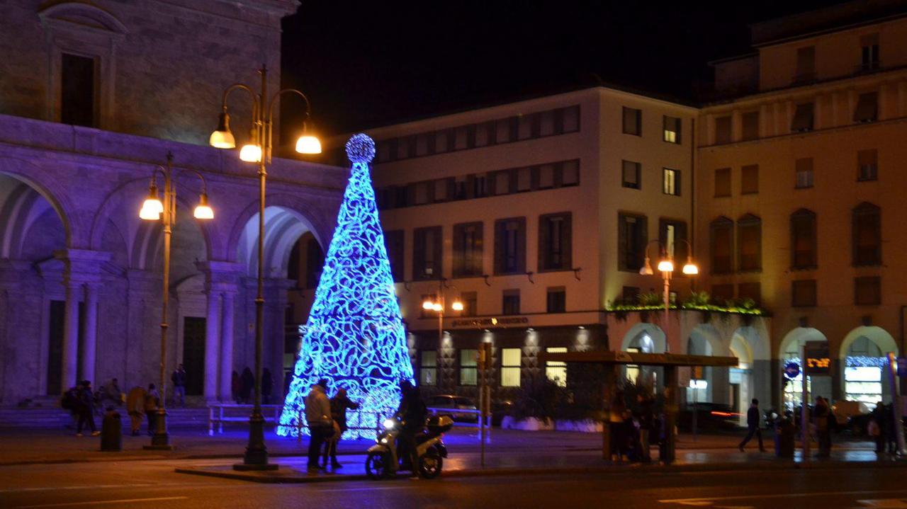 L'albero di Natale luminoso allestito lo scorso anno in piazza Grande
