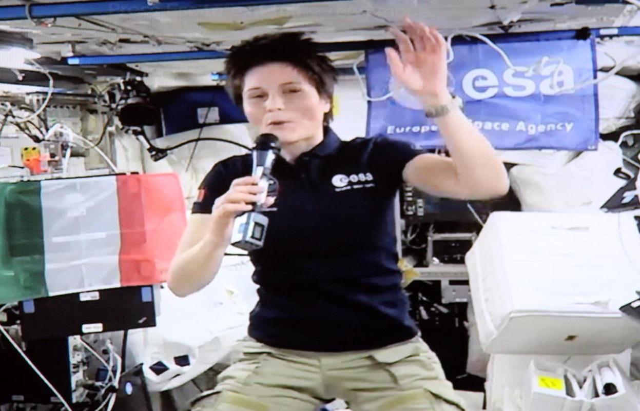 L'astronauta Samantha Cristoforetti in collegamento via satellite con la Kayser (Marzi Pentafoto)