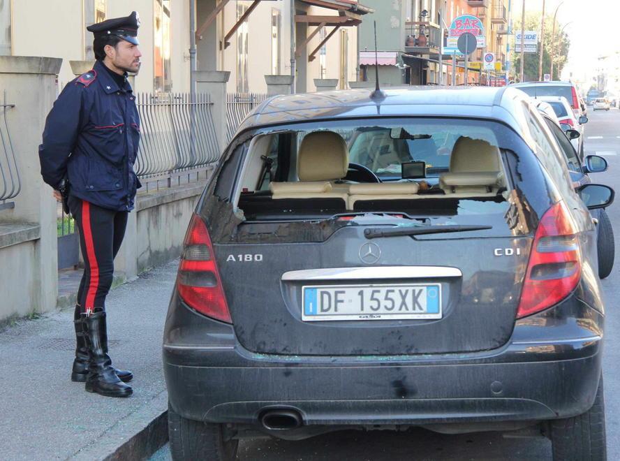 Rappresentante di gioielli derubato da due banditi