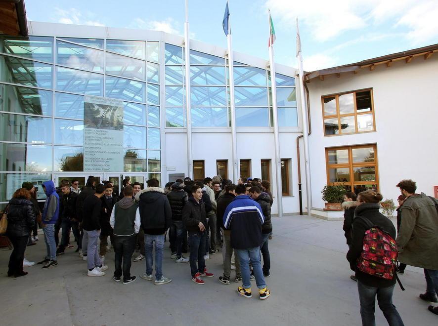 Cellulare rubato a scuola mamma attacca la preside 