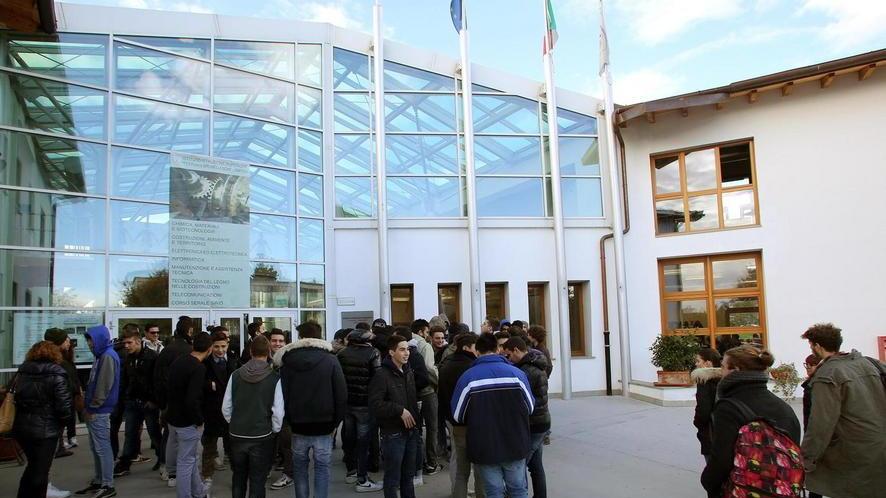 Cellulare rubato a scuola mamma attacca la preside