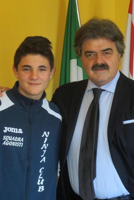 Mariotti premiato dal sindaco dopo il titolo nazionale ad Ostia