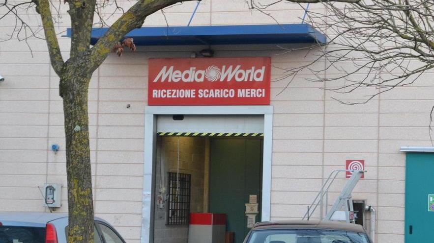 Si calano dal tetto e rubano 5 computer