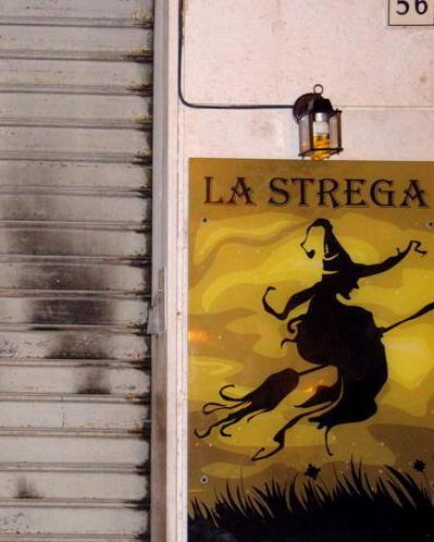 Lancio di oggetti e bastoni licenza sospesa alla Strega