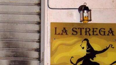 Lancio di oggetti e bastoni licenza sospesa alla Strega