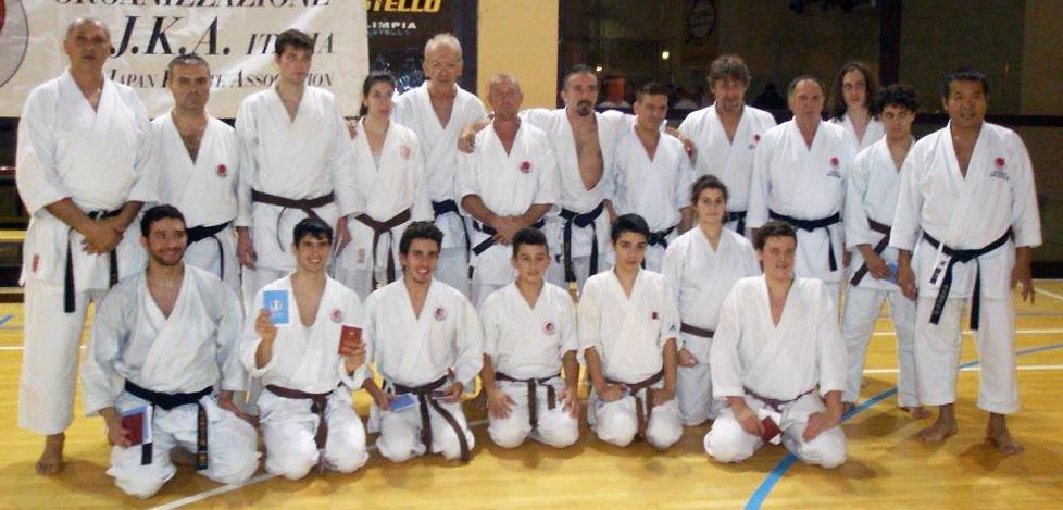 Karate. Takeshi Naito promuove 7 nuove cinture nere