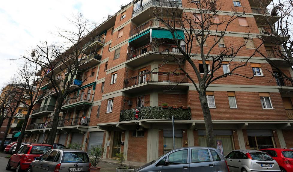 Blitz nel covo dei ladri: «Sembrava armato, ho dovuto sparare»