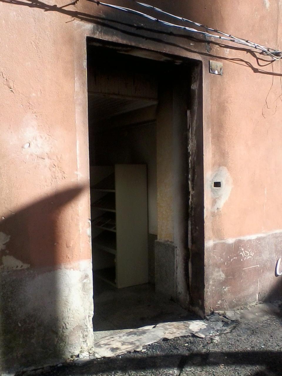 Il portone della sede della Pro loco preso di mira  dai piromani