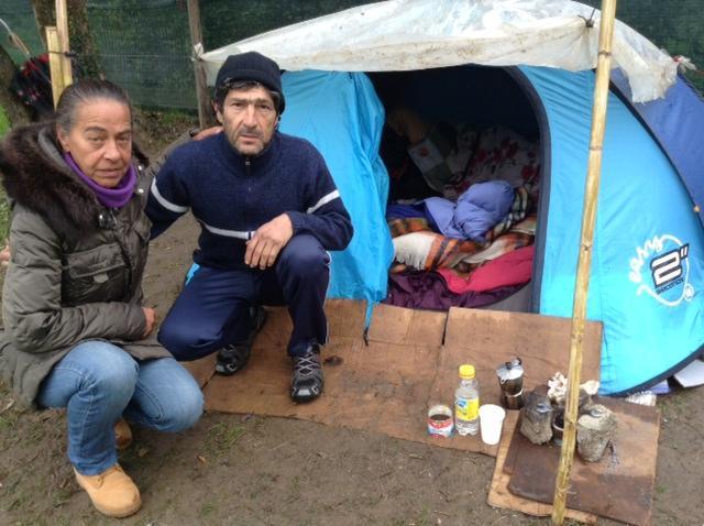 Giuseppe Russo e Silvia Sara accanto alla tenda