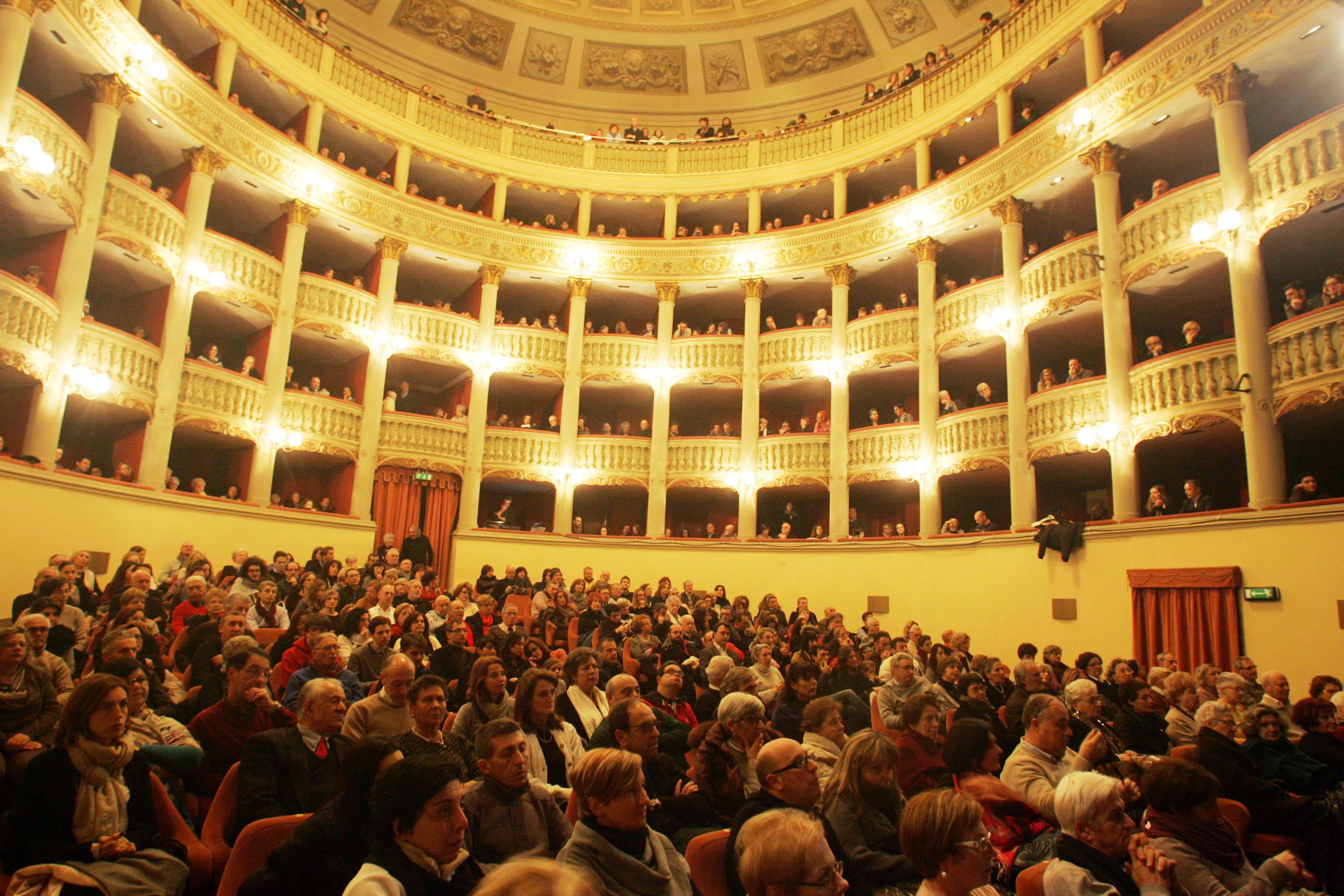 La platea del teatro Metastasio (foto Batavia)