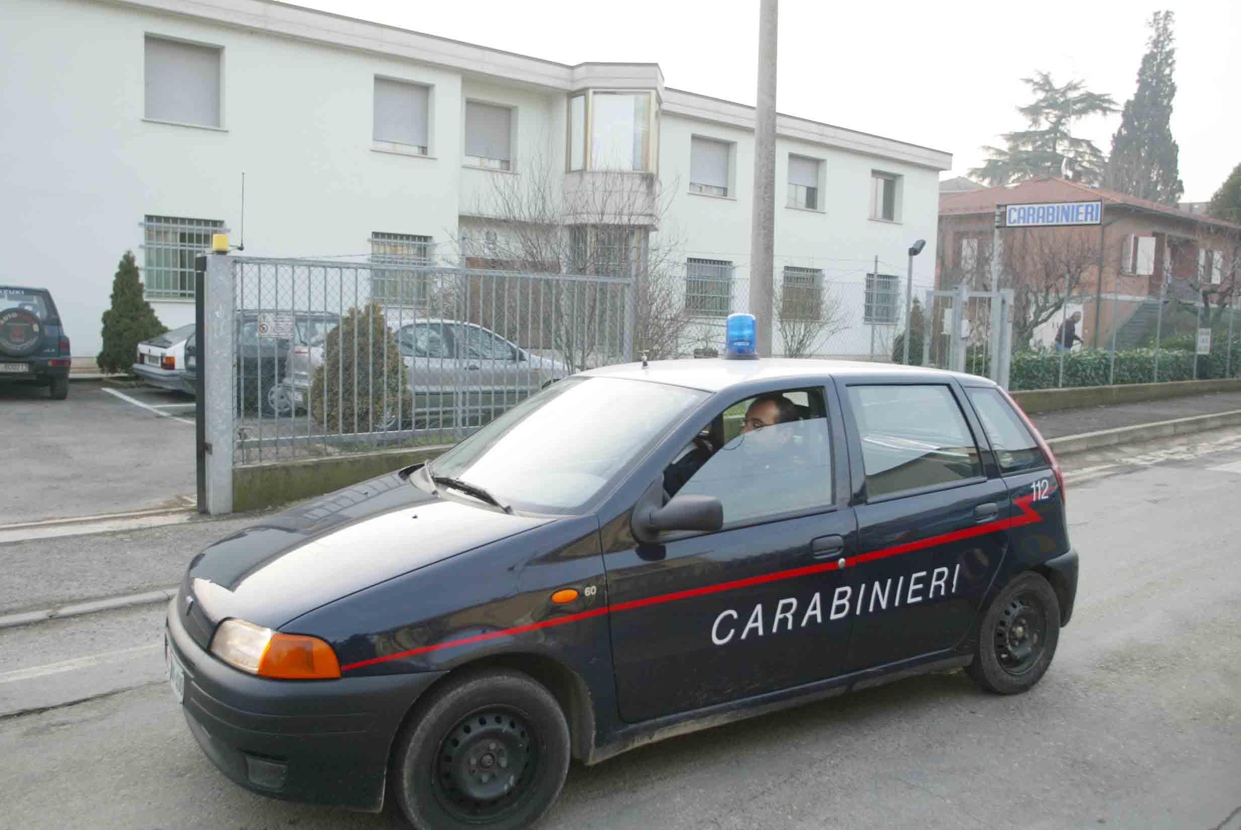 Inseguimento a tutto gas, i ladri fuggono nei campi