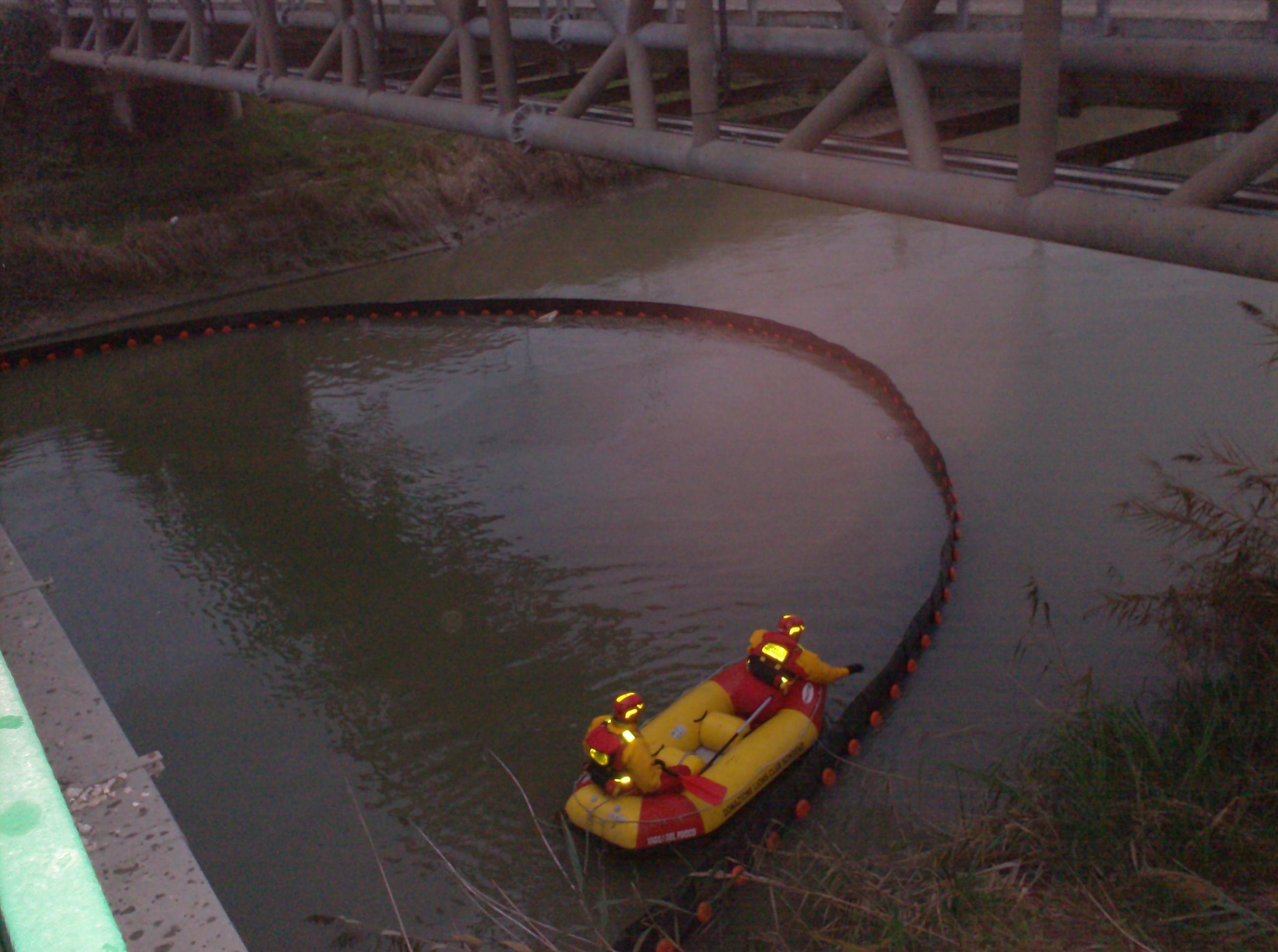 I vigili del fuoco al lavoro nel canale Burana