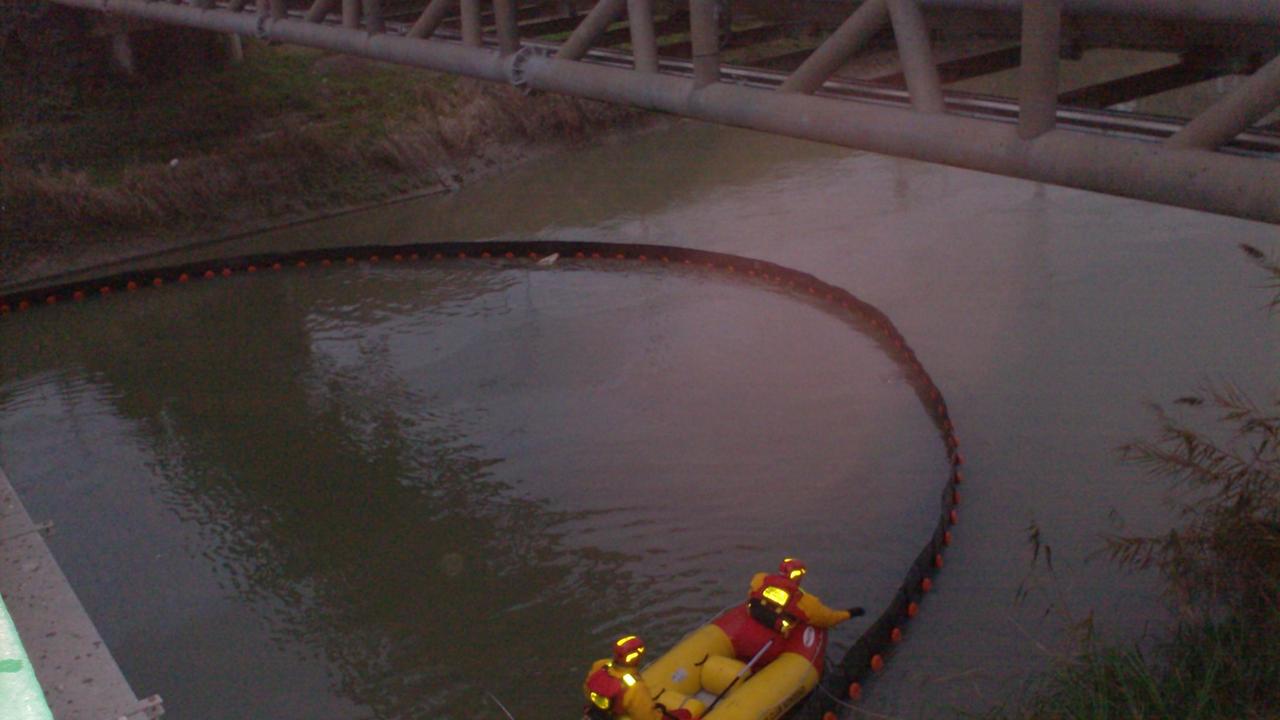 I vigili del fuoco al lavoro nel canale Burana