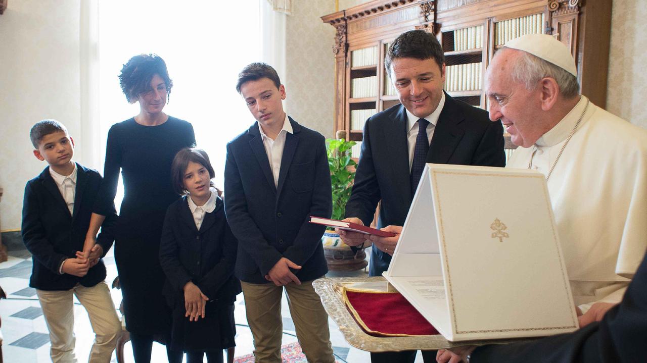 Renzi presenta Delrio al papa: "Nove figli, ha vinto campionato e Champions"