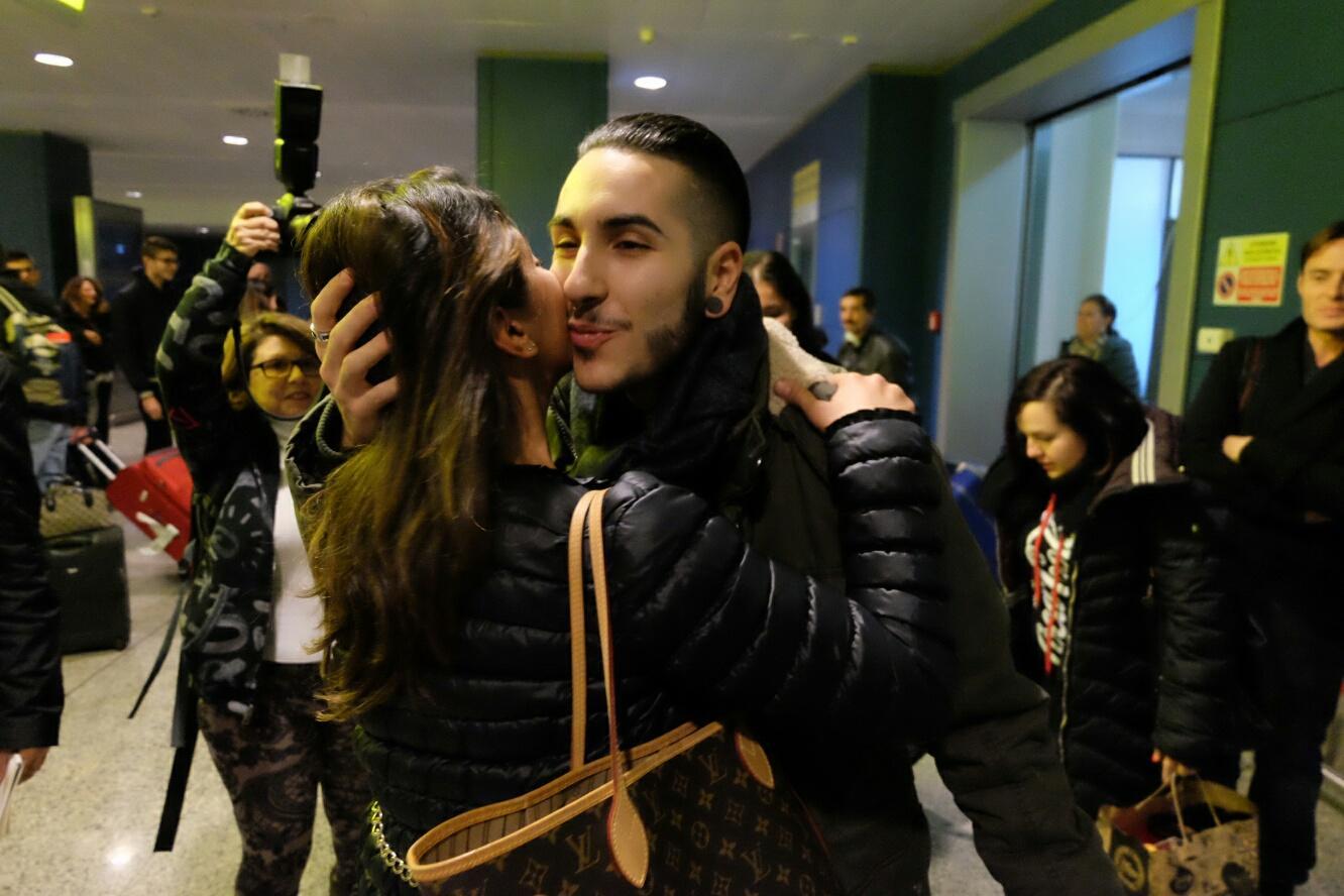 Madh all'aeroporto di Cagliari riceve l'abbraccio dei suoi amici (foto Pili/Rosas)