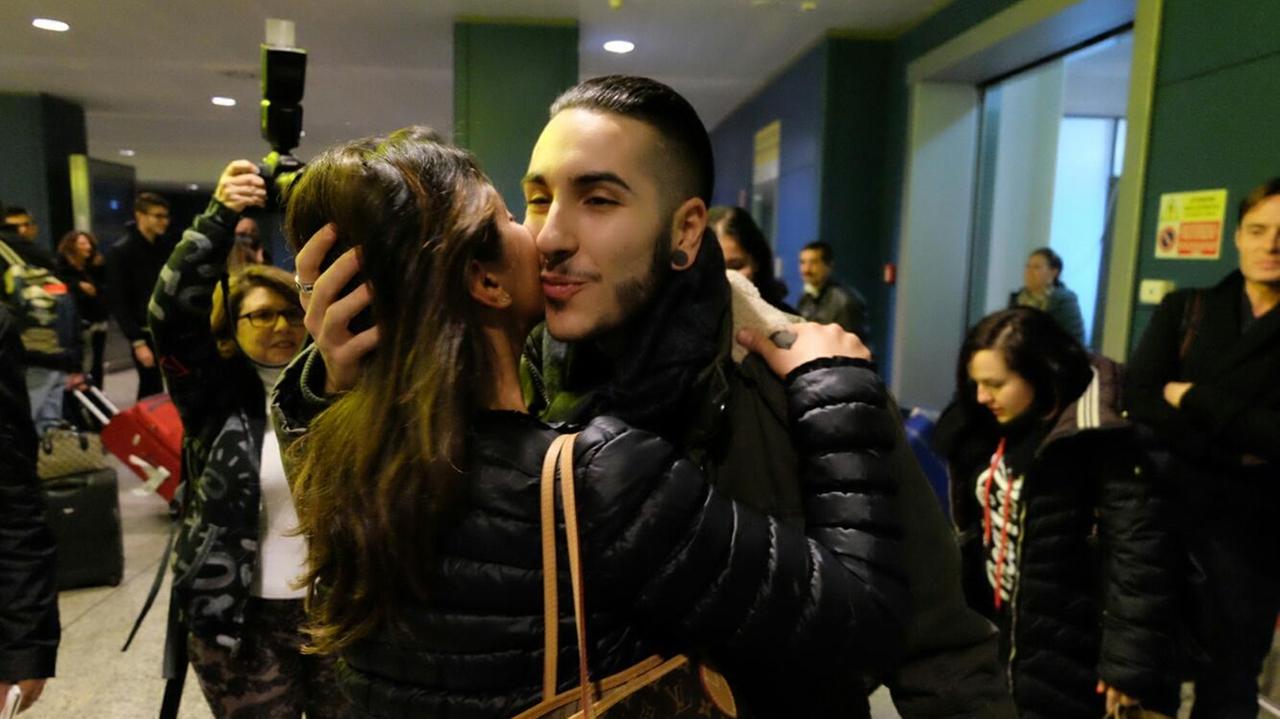 Madh all'aeroporto di Cagliari riceve l'abbraccio dei suoi amici (foto Pili/Rosas)