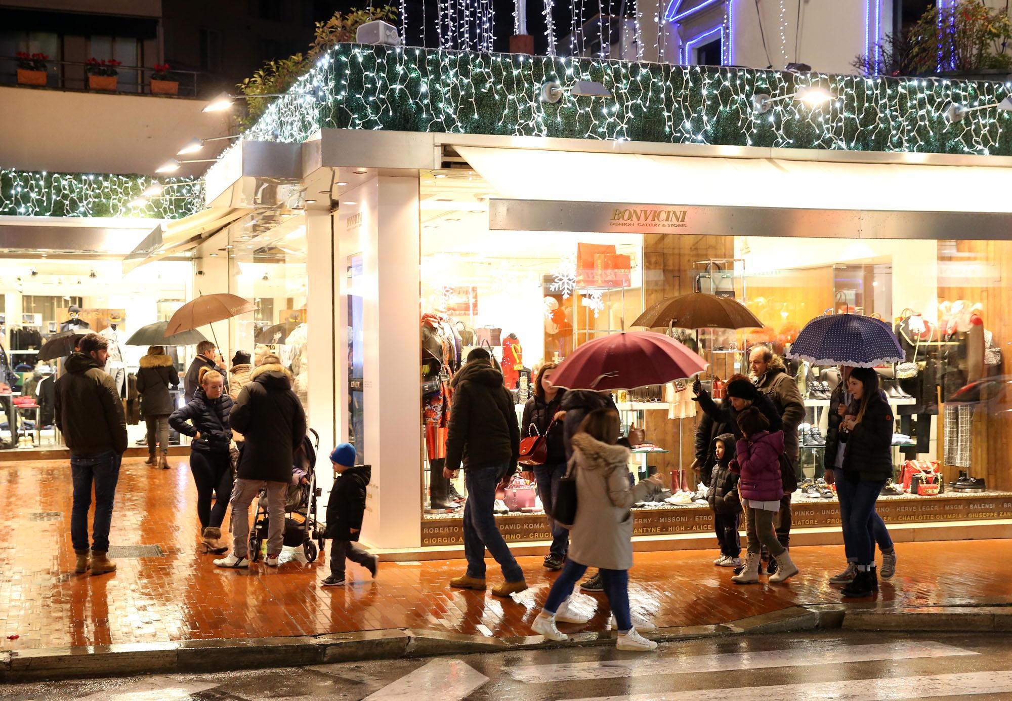 Shopping di Natale in centro a Montecatini (Foto Nucci)