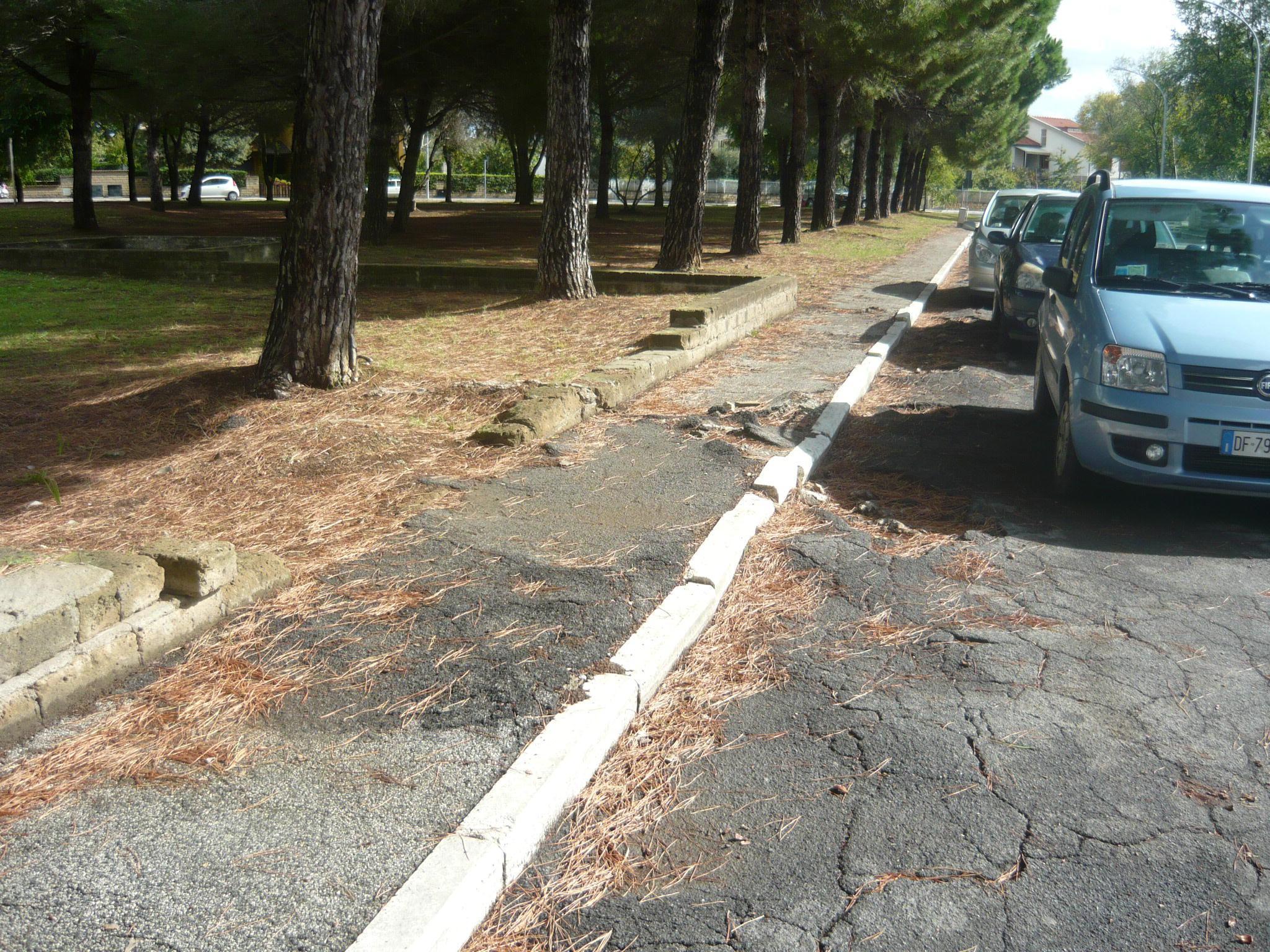 Strada e marciapiedi dissestati nel quartiere di San Luigi a Follonica