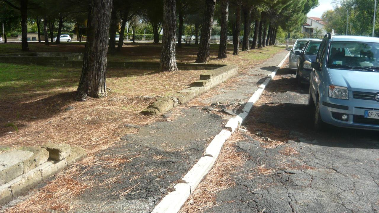 Strada e marciapiedi dissestati nel quartiere di San Luigi a Follonica