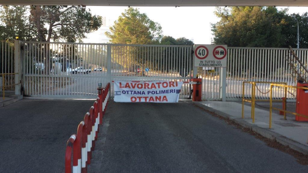 Il presidio dei lavoratori davanti ai cancelli di Polimeri Ottana